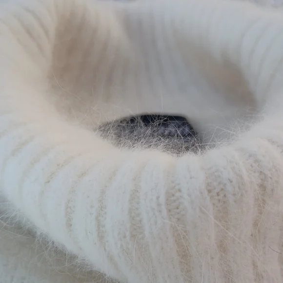 Venesha Vintage 80% Angora Rabbit Hair Fur Fuzzy Turtleneck Sweater Large 🎁🐇✨ - Picture 9 of 16